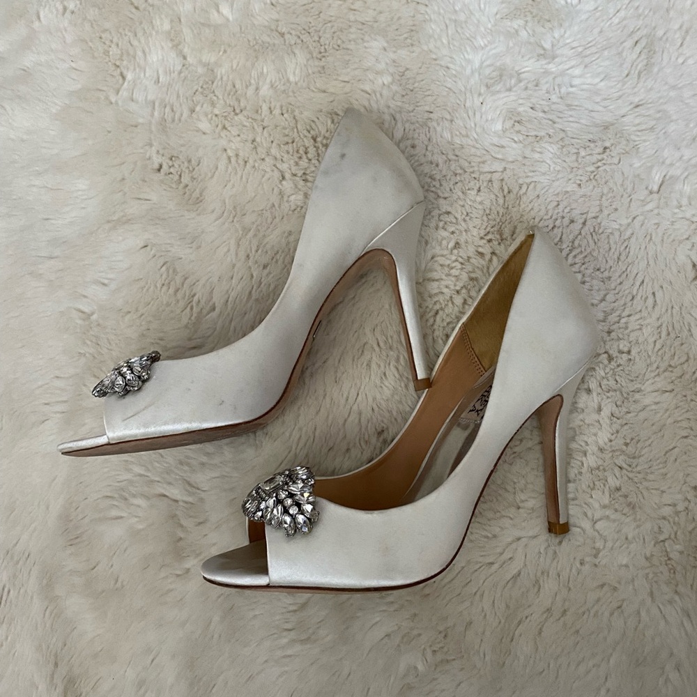 badgley mischka white pumps